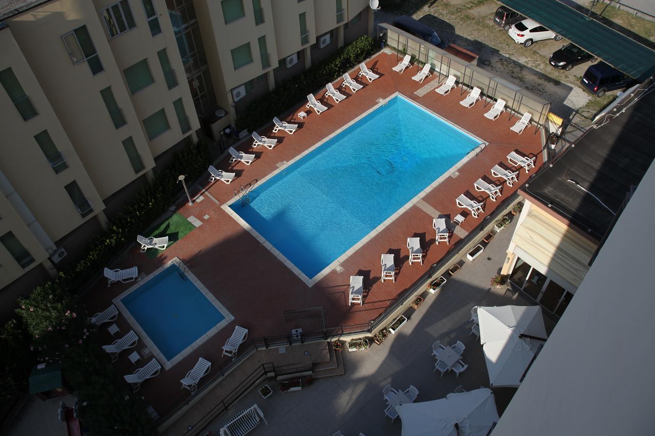 Hotel Plaza リド・デッリ・エステンシ エクステリア 写真
