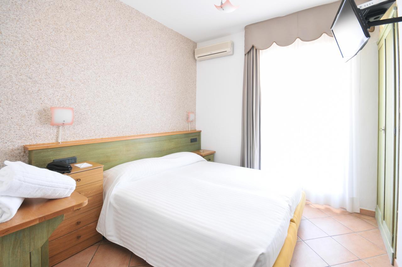 Hotel Plaza リド・デッリ・エステンシ エクステリア 写真