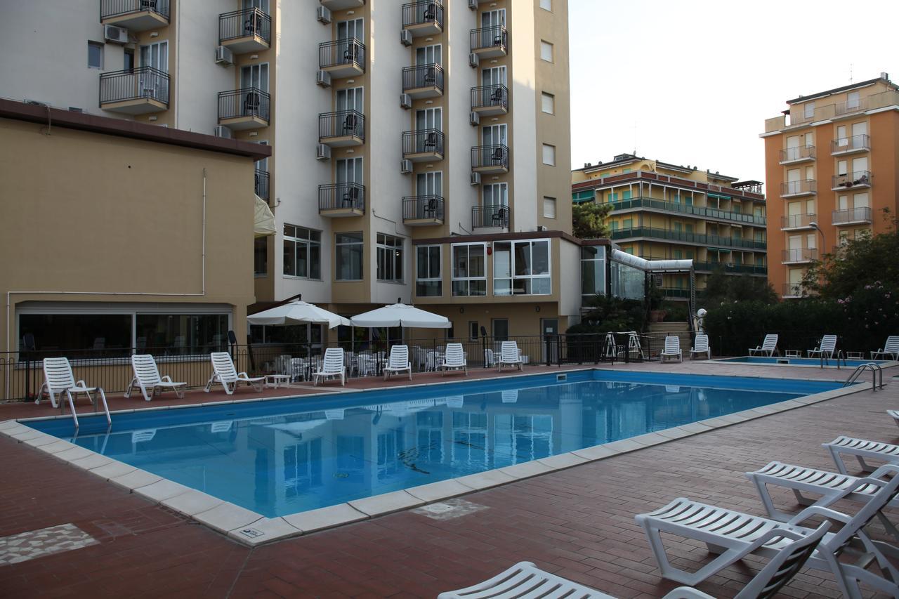 Hotel Plaza リド・デッリ・エステンシ エクステリア 写真