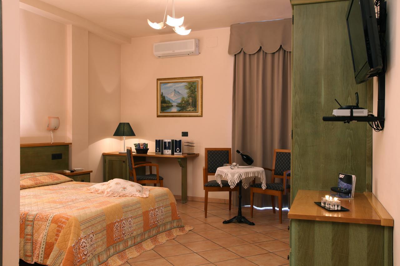 Hotel Plaza リド・デッリ・エステンシ エクステリア 写真